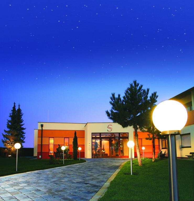 Hotel Garni Steinfeld Wiener Neustadt Bagian luar foto