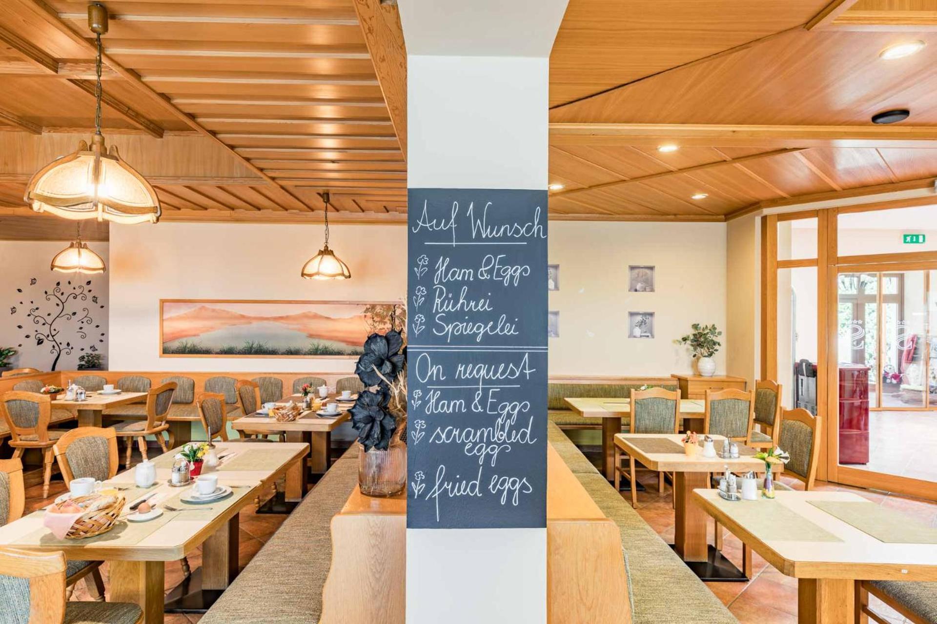 Hotel Garni Steinfeld Wiener Neustadt Bagian luar foto