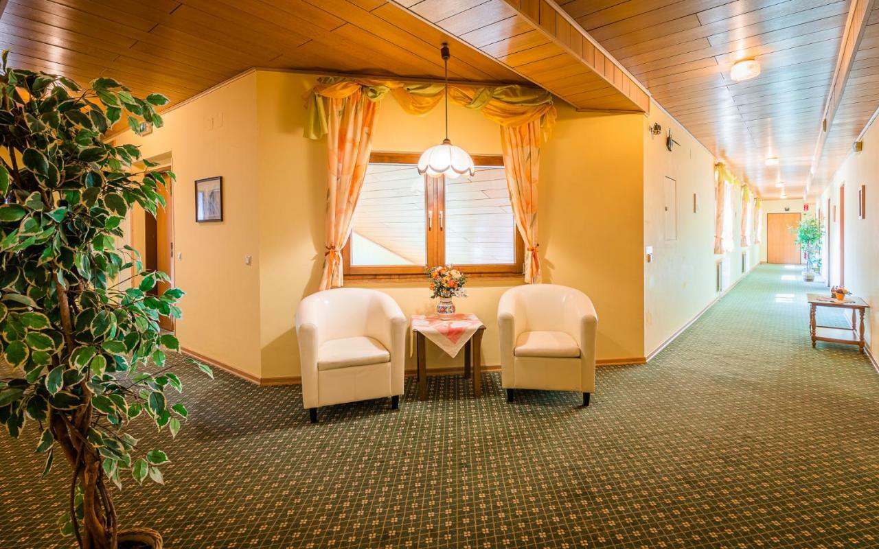 Hotel Garni Steinfeld Wiener Neustadt Bagian luar foto