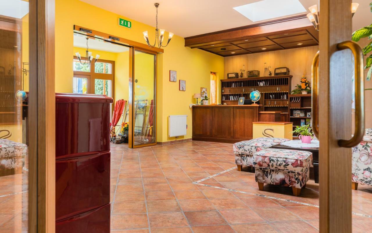 Hotel Garni Steinfeld Wiener Neustadt Bagian luar foto