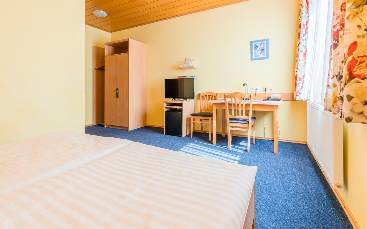 Hotel Garni Steinfeld Wiener Neustadt Bagian luar foto