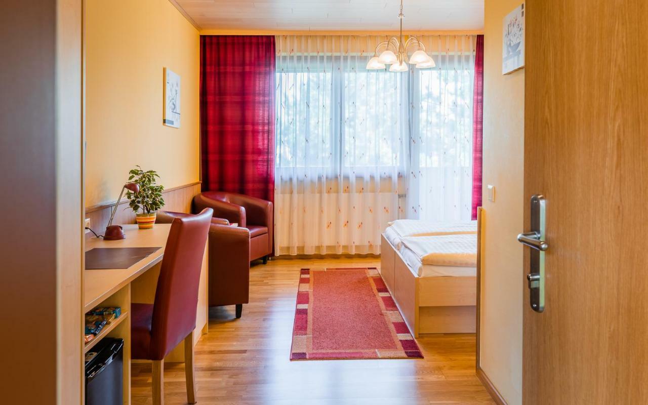 Hotel Garni Steinfeld Wiener Neustadt Bagian luar foto